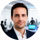 CTO in einem hellen Start-up-Büro mit Laptop und Team im Hintergrund