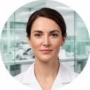 HR-Leiterin in einem Laborumfeld mit neutraler Architektur und Glasflächen